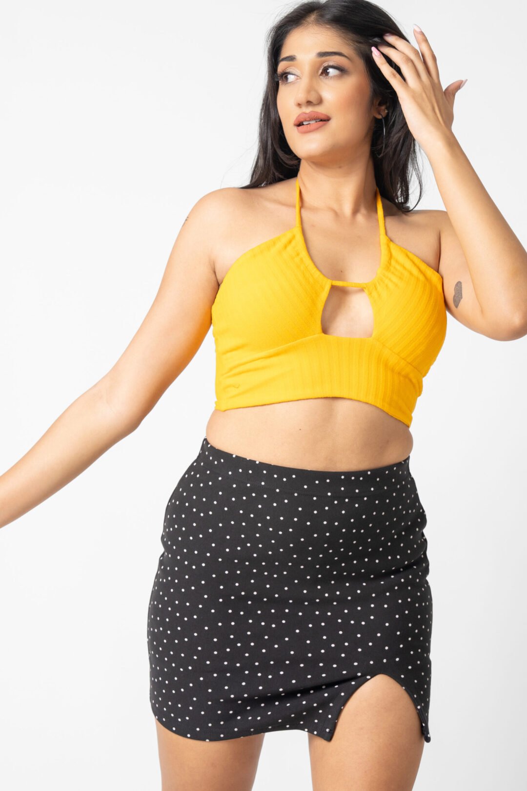 UP 5092 - TEE LOVE FRONT HOLE YELLOW CROP TOP